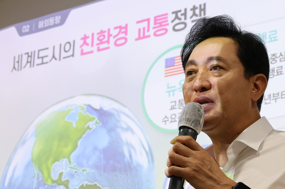 Seoul Mayor Oh Se-hoon introduces the so-called "climate card" that will allow unlimited use of subways, buses and public bicycles in the city during a press briefing at Seoul City Hall on Monday. The climate card will cost 65,000 won ($48) per month and will be officially introduced to the public in the latter half of next year after a trial period from January to May. [NEWS1]