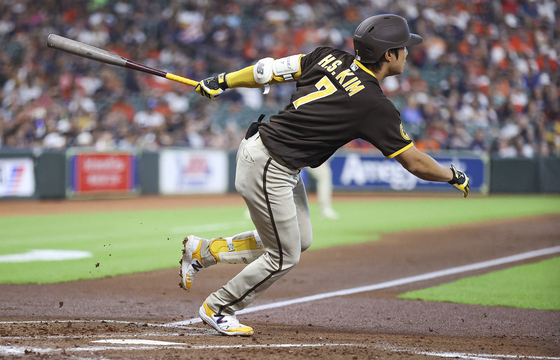 San Diego Padres second baseman Kim Ha-seong hits a single during the third inning against the Houston Astros at Minute Maid Park in Houston, Texas on Sunday. That hit was Kim's 131st of the season, a new career personal best for the big leaguer. He picked up 130 knocks in 150 games last season.  [USA TODAY/YONHAP]