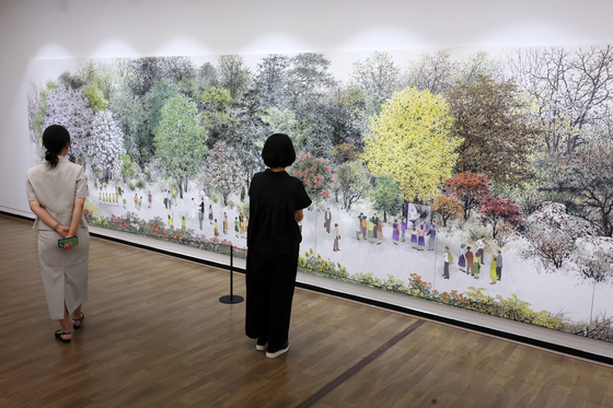 Visitors enjoy sumukhwa, or sumuk painting, the traditional ink painting that uses just ink and water, on the opening day of Jeonnam International Sumuk Biennale on Sept. 1 at Mokpo Culture & Arts Center. [YONHAP] 