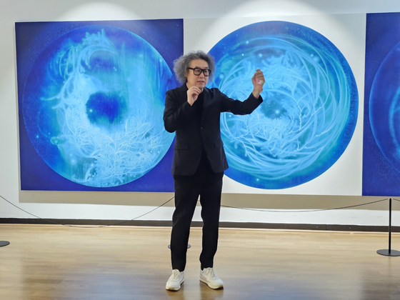 Lee Geon-su, the director of the Jeonnam International Sumuk Biennale, explains one of the art pieces on display at the annual art festival during a recent press event. [CHOI KYEONG-HO]  