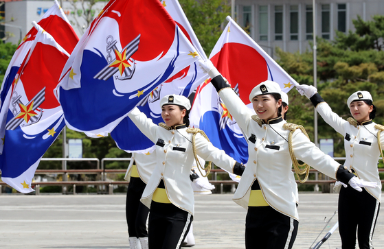 Female honor guards perform at the War Memorial of Korea in Yongsan District, central Seoul, on May 19. [NEWS1]