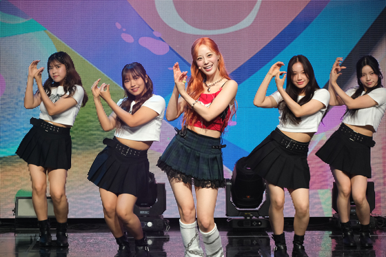 Kara’s Hur Young-ji performs “L. O. V. E,” the lead track for her first solo single “Toi Toi Toi,” during a press showcase held at the Shinhan pLay Live Square Hall in Mapo District, western Seoul, on Tuesday ahead of its release. [CHO YONG-JUN]