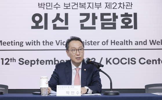 Second Vice Minister of Health and Welfare Park Min-soo speaks during a press conference with foreign media outlets in Jung District, central Seoul, on Tuesday. [MINISTRY OF HEALTH AND WELFARE]