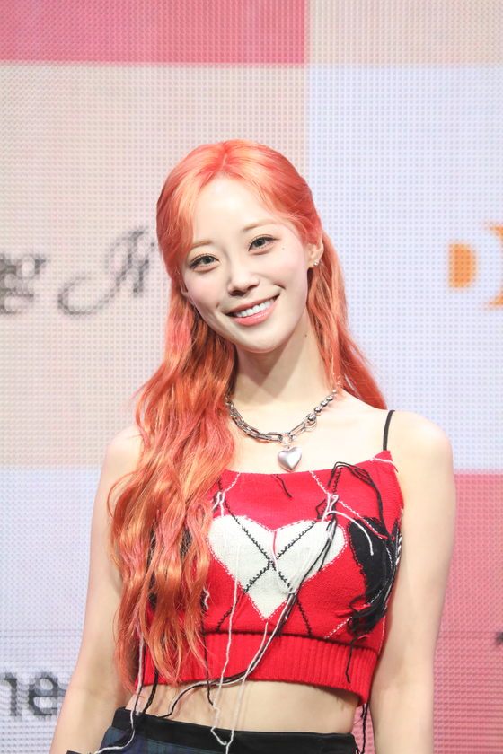 Kara's Hur Young-ji poses for the camera during a press showcase for her first solo single ″Toi Toi Toi,″ held at the Shinhan pLay Live Hall in Mapo District, western Seoul, on Tuesday ahead of its release. [RBW, DSP MEDIA]