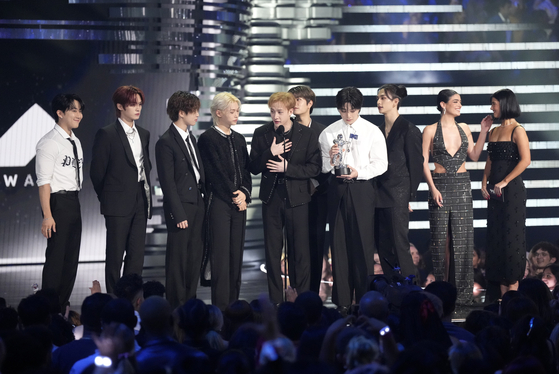 Stray Kids accepts the Best K-pop award for ″S-Class″ during the MTV Video Music Awards on Tuesday at the Prudential Center in Newark, N.J. Dixie D'Amelio, second right, and Charli D'Amelio look on from right. [AP]