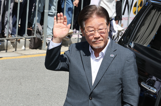 Democratic Party leader Lee Jae-myung appears at the Suwon District Prosecutors' Office in Suwon, Gyeonggi, on Tuesday. [YONHAP]
