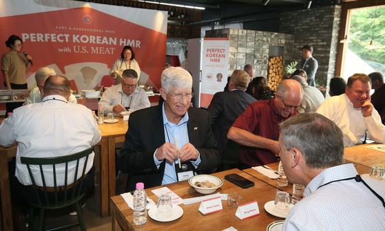 The Heartland Team samples menu items featuring American beef at a restaurant in Jongno District, central Seoul, during an event hosted by the U.S. Meat Export Federation on Tuesday. [USMEF]