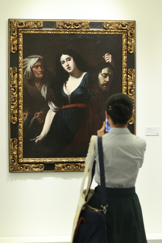 Visitors take part in a VIP opening of Frieze Seoul 2023 on Sept. 6 at COEX convention hall in southern Seoul. Frieze Seoul ran until Sept. 9 in tandem with Kiaf, or the Korea International Art Fair, also in COEX. [YONHAP]