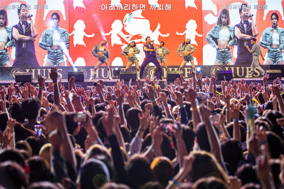 PSY performs at the school festival at Hankuk University of Foreign Studies in Dongdaemun District, eastern Seoul. [CHOI YOUNG-JAE]