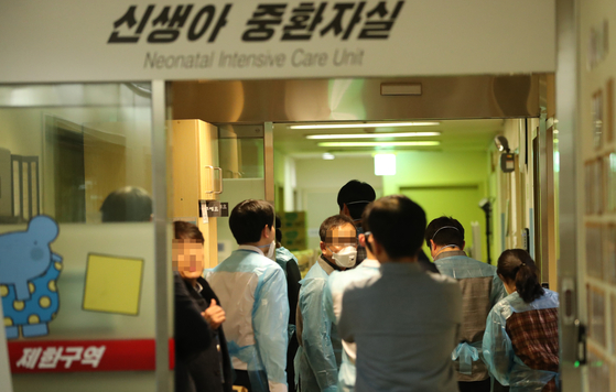 Authorities seize and search the intensive care unit at Ewha Womans University Mokdong Hospital in December, 2017, after four infants consecutively died of infection. [YONHAP]