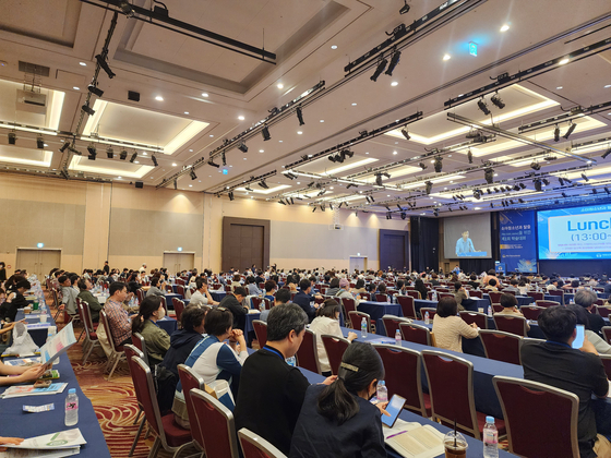 Some 800 pediatricians and other physicians gathered at a forum dubbed "No kids zone" in June in order to change their medical specialty which is considered more profitable and less mentally laborious. [YONHAP]
