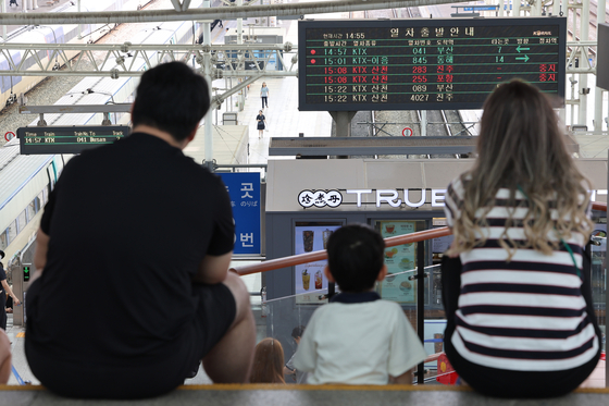 A screen at Seoul Station displays information about the delayed departures of some trains on Sunday amid the Korean Railway Workers' Union's four-day strike, which began on Thursday. The union is demanding acess for KTX bullet trains to Suseo Station in Gangnam District, southern Seoul, and 12-hour shifts by four teams. [YONHAP] 