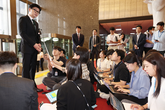 Justice Minister Han Dong-hoon speaks against suspect trying to avoid arrest warrant by going on a hunger strike or other self-inflicted wounds in front of reporters at the National Assembly in Yeouido, Seoul, Monday. [YONHAP]