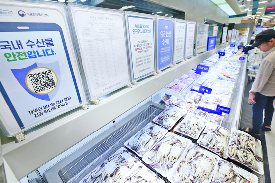 Customers shop for seafood at a supermarket in Seoul on Monday. Imports of Japanese seafood in August were down 24.9 percent on year to 1,622 tons, according to data by the Korea Customs Service on Monday. The import volume of Japanese beer was up 323.7 percent during the same period, to 8,644 tons. [YONHAP] 
