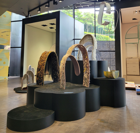 The new ″Mountain″ series by artist Suki Seokyeong Kang in her solo show ″Willow Drum Oriole″ at Leeum Museum of Art in Seoul. [MOON SO-YOUNG]