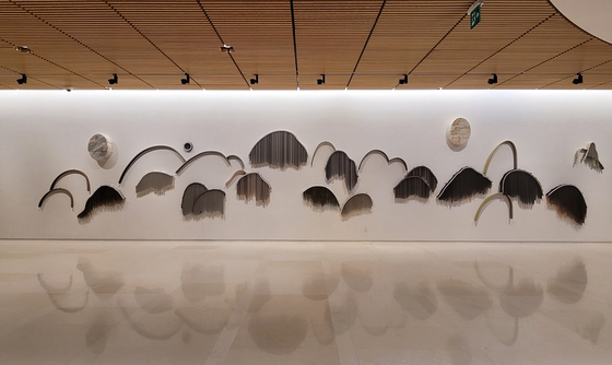 The new ″Mountain″ series by artist Suki Seokyeong Kang in her solo show ″Willow Drum Oriole″ at Leeum Museum of Art in Seoul. [MOON SO-YOUNG]