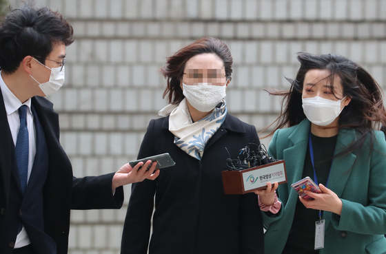 Chung Kyung-sim walks into the Seoul Central District Court in Seocho-dong, Seoul, to attend her trial on Dec. 23 2020. [YONHAP]