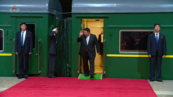 North Korean leader Kim Jong-un waves as he is welcomed by a cheering crowd and top officials at Pyongyang Railway Station after his armored train arrives in Pyongyang Tuesday following a trip to Russia in a photo released by the North’s official Korean Central News Agency (KCNA) Wednesday. [YONHAP] 