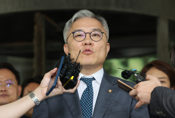 Former Democratic Party Rep. Choe Kang-wook delivers a speech following the final verdict on his case by the Supreme Court in Seoul on Monday. [YONHAP]