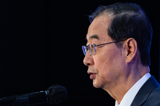 Prime Minister Han Duck-soo delivers his welcoming remarks at the Global Education and Innovation Summit at Coex Convention Center in Gangnam District, southern Seoul, on Thursday. [YONHAP] 