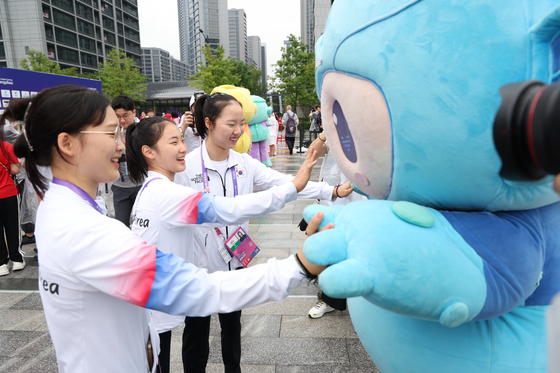 Korean artistic gymnastics greet Asian Games mascot Chenchen at the Athletes' Village in Hangzhou, China on Thursday.  [NEWS1]