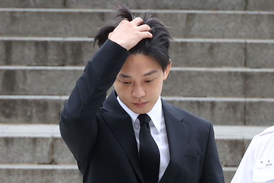 Yoo Ah-in attends a court hearing on Thursday after prosecutors filed a request for an arrest warrant for him on Monday. [YONHAP]