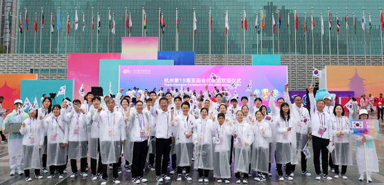Members of the Korean delegation attend a welcoming ceremony at the Hangzhou Asian Games in Hangzhou, China on Wednesday.  [JOONGANG ILBO]