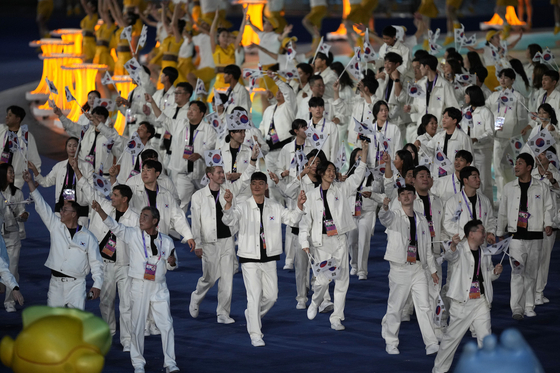 The Korean delegation enters the arena during the opening ceremony of the 19th Asian Games in Hangzhou, China on Saturday. [AP/YONHAP]