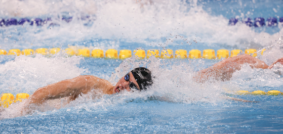 Hwang Sun-woo competes in the men’s 100-meter freestyle final at the Hangzhou Asian Games at Hangzhou Olympic Sports Centre Aquatic Sports Arena in Hangzhou, Chin on Sunday. [YONHAP]