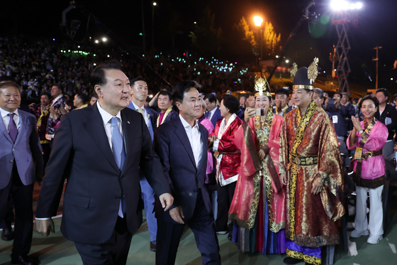 President Yoon Suk Yeol attends the opening ceremony of the Great Baekje Festival held in Gongju, South Chungcheong, on Saturday. Few hours earlier he arrived from New York where he attended the UN General Assembly since Monday. [PRESIDENTIAL OFFICE]