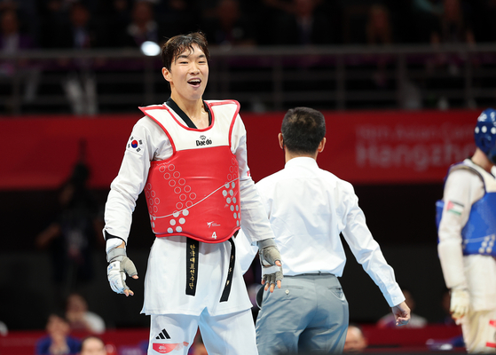 Korean taekwondo practitioner Park Woo-hyeok celebrates after beating Elsharabaty Saleh of Jordan 2-0 in the men’s -80kg final at the Hangzhou Asian Games held at Lin'an Sports Culture Convention & Exhibition Center Gymnasium in Hangzhou, China on Wednesday. [YONHAP]