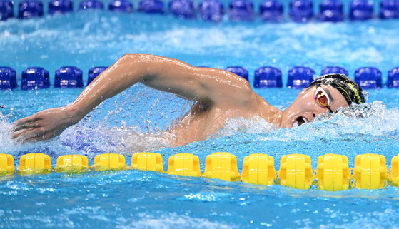 Kim Woo-min competes in the men’s 1,500-meter freestyle final at the Hangzhou Asian Games held at Hangzhou Olympic Sports Centre Aquatic Sports Arena in Hangzhou, China on Tuesday. [JOONGANG ILBO]