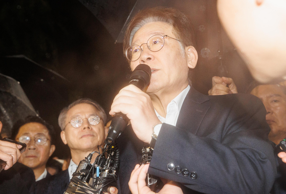 Democratic Party leader Lee Jae-myung speaks as he leaves the Seoul Detention Center in Euiwang, Gyeonggi, on early Wednesday morning, shortly after the Seoul Central District Court rejected the arrant warrant request filed against him by prosecutors. [YONHAP]