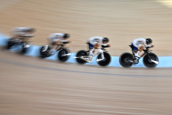 Korea's Jang Hun, Kim Hyeon-seok, Min Kyeong-ho and Shin Dong-in compete in the men's team pursuit qualifying of the cycling track event during the 19th Asian Games on Tuesday. [AFP/YONHAP]