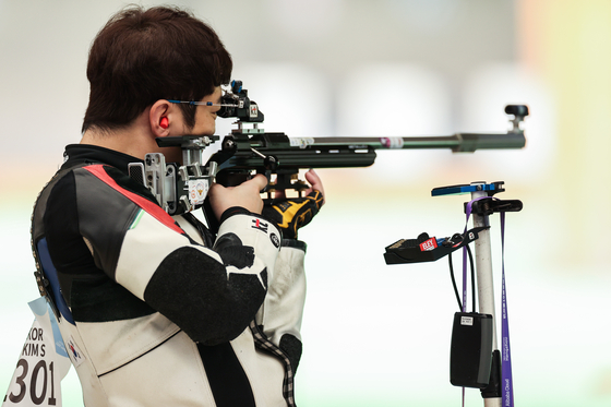 Korea's Kim Sang-do competes during the men's 50 meter three positions rifle contest in Hangzhou, China on Friday. [XINHUA]