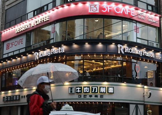 Signboards written in English are installed at a building in Seodaemun Distrcit, western Seoul, on Oct. 9, 2022. [YONHAP]