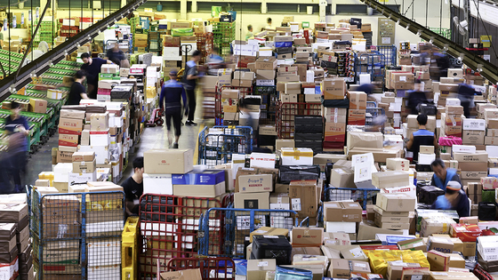 A logistics center in Gwangjin District, eastern Seoul, is filled with parcels sent across the country ahead of the Chuseok holidays on Sept. 19. [NEWS1]