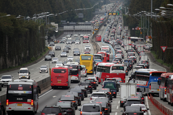 Roads of Seocho District, southern Seoul, are filled with cars on Wednesday, a day ahead of the six-day public holiday that begins Sept. 28 and lasts through Oct. 3. [NEWS1]