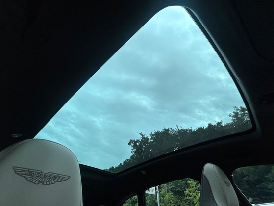 The glass panoramic sunroof of the DBX707 gives it a sports car vibe [ASTON MARTIN SEOUL] 