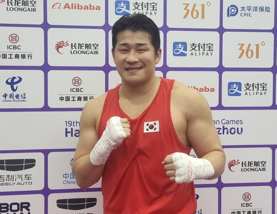 Jeong Jae-min poses for a picture after taking a bronze medal in the men’s 80-92 kilogram semifinals at the Hangzhou Asian Games held at Hangzhou Gymnasium in Hangzhou, China on Sunday. [YONHAP]