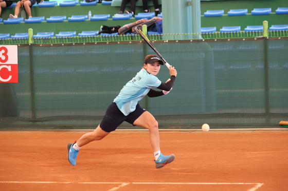 Korea's Lee Min-seon wins the women's singles final of the 101st Dong-A Ilbo National Soft Tennis Tournament in May. [KOREAN SOFT TENNIS ASSOCIATION/YONHAP]