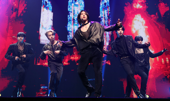 Boy band Oneus performs its new lead track “Erase Me” from its ninth EP “Pygmalion” during a showcase at the Yes24 Live Hall in Gwangjin District, eastern Seoul on May 8. “Erase Me,” a powerful dance number with an EDM drop fused with orchestral sounds, sings about escaping one’s dark past. [RBW]