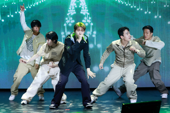 Singer and rapper B.I performs his new song ″Die for love″ at a showcase held on Thursday for his second full-length album ″To Die For″ in western Seoul. [YONHAP]