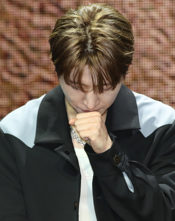 Singer and rapper B.I apologizes for using illegal drugs in the past at a showcase held on Thursday for his second full-length album ″To Die For″ in western Seoul. [NEWS1]