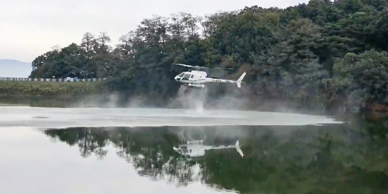 The civilian helicopter, which was participating in a fire drill, just before it submerged into the Gomori Reservoir in Pocheon, Gyeonggi, on Tuesday. [YONHAP] 