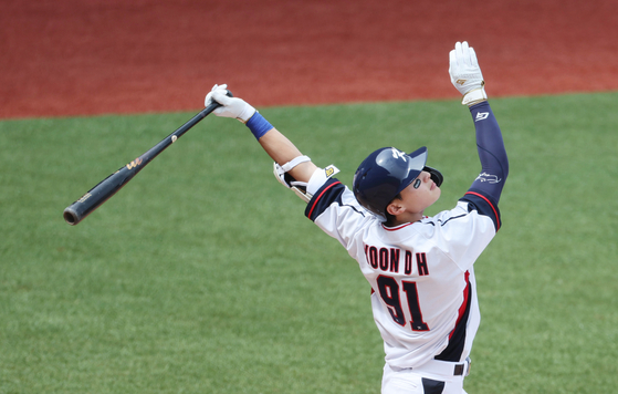 Korea's Yoon Dong-hee hits a solo home run at the bottom of the second inning of a Hangzhou Asian Games group stage baseball game against Thailand in Hangzhou, China on Tuesday.  [YONHAP]