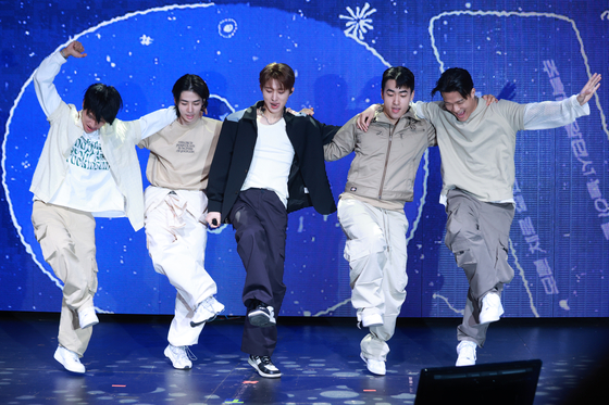 Singer and rapper B.I performs his new song ″Dare to Love″ at a showcase held on Thursday for his second full-length album ″To Die For″ in western Seoul. [YONHAP]