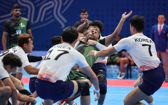 Korea loses to Pakistan 56-21 in the second Group B game of the men’s kabbadi tournament at the Hangzhou Asian Games on Tuesday. [YONHAP]