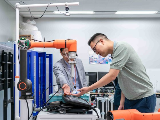 Kim Dong-seon, managing director of Hanwha Hotels & Resorts, tests the performance of the Hanwha Robotics' collaborative robot at the Hanwha R&D Center located in Seongnam, southern Gyeonggi. [HANWHA ROBOTICS]   