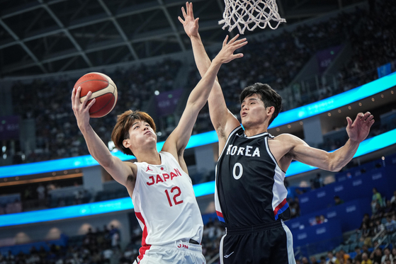 Korea faces Japan in a preliminary round game of the men's basketball tournament at the Hangzhou Asian Games, losing it 83-77 on Saturday. [XINHUA]